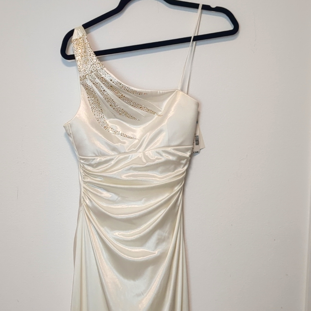 Weeding/prom dress new with a tag